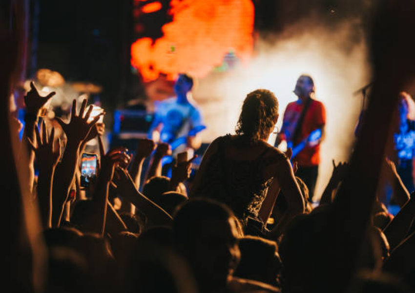 Pse dëgjimi i muzikës 'live' shkakton kaq shumë emocione