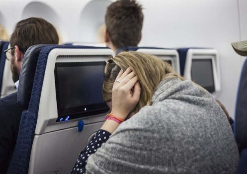 Si të parandaloni bllokimin e veshëve në avion