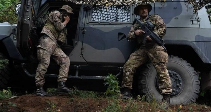 Ushtarët italianë të KFOR shihen duke patrulluar përgjatë vijës kufitare administrative në Istog