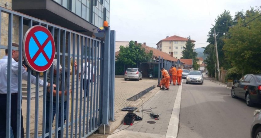 Atiq njofton se janë larguar grilat që rrethojnë objektin e Komunës në Mitrovicën e Veriut