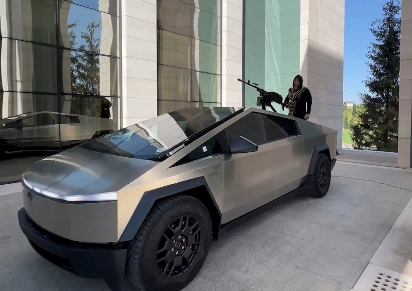 Kadirov me Tesla/ ‘Ma dhuroi Musk’, miliarderi: Vërtet e besoni?