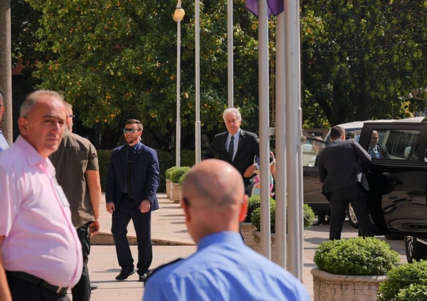 Shefi i CIA-s arrin në Presidencën e Kosovës