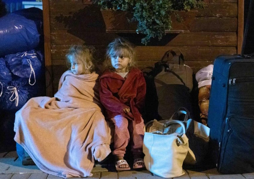 GALERI/ Refugjatët ukrainas mbeten të pastrehë pasi Hungaria ua ndal ndihmat