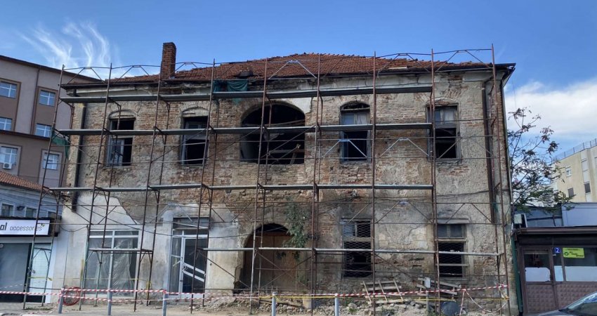 Qytetarët rrezikohen nga shembja e objektit të shkollës së parë shqipe, kërkohet intervenimi i MKRS-së