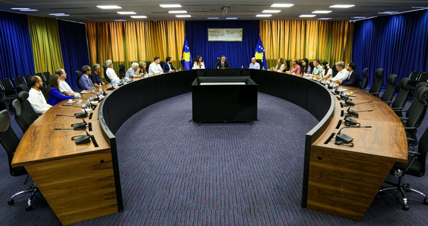 Kurti mirëpriti pjesëmarrësit e Seminarit të 42-të Ndërkombëtar për Gjuhën, Letërsinë dhe Kulturën Shqiptare