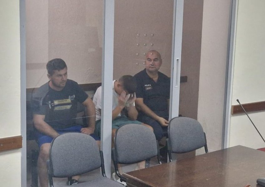 Vrau 34-vjeçarin në Astir pasi i ngacmoi të dashurën, Darment Keli me kokën ulur në gjyq
