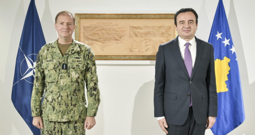 Admirali amerikan dhe komandanti i KFOR-it mbajnë takime në Qeveri 