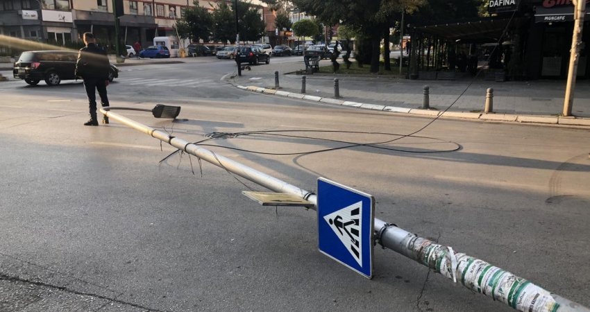 Bie një shtyllë e ndriçimit publik te Qafa në Prishtinë