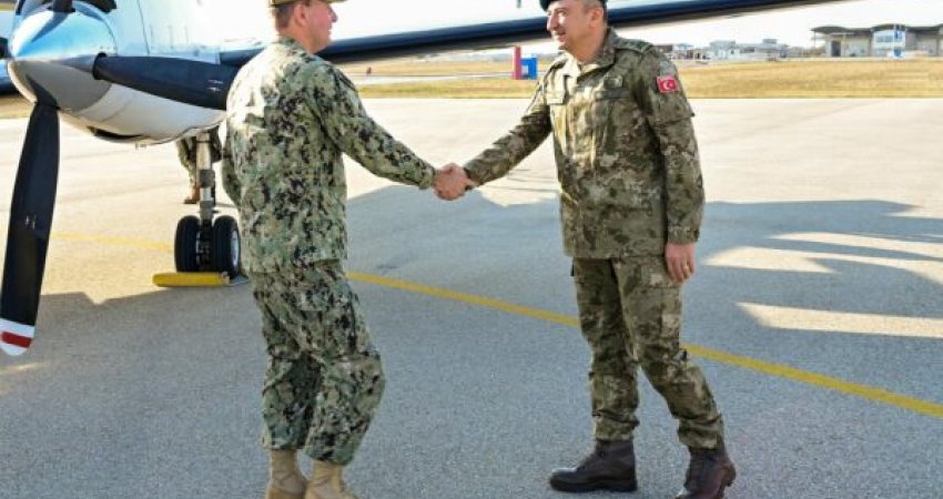 Situata e sigurisë, admirali amerikan i NATO-s zbarkon në Kosovë, KFOR-i jep detaje për takimin me komandantin e tyre