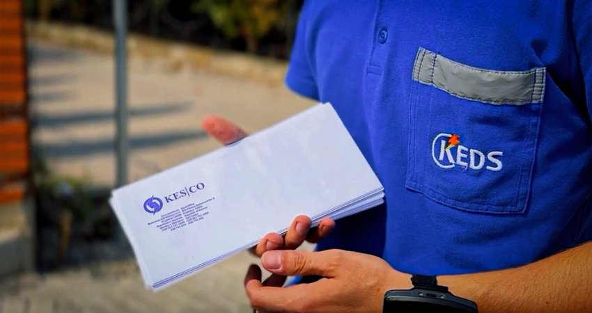 Pasi u gjobit 20 mijë euro, KESCO shpërndan faturat në zarfe