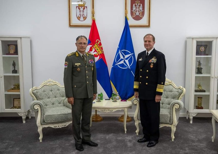 DETAJET/ Admirali i NATO-s i shkon në zyrë shefit të Shtabit të ushtrisë serbe