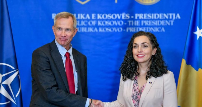 Osmani me zyrtarin e lartë të NATO-s bisedon për hapjen e urës