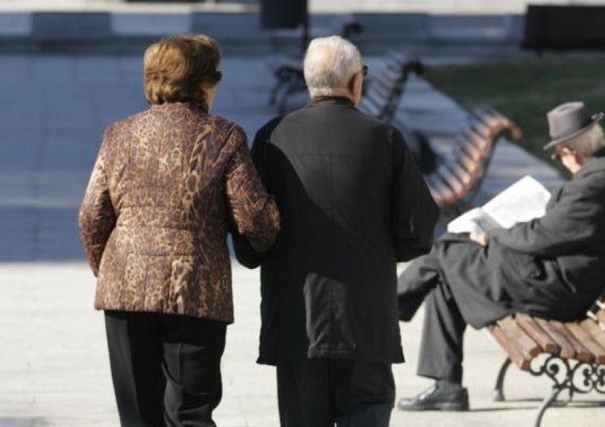 Plakja e shoqërisë, 33% e familjeve kanë një anëtar mbi 65 vjeç në Shqipëri 