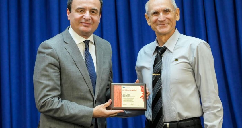 Kurtit i dorëzohet mirënjohje nga gazetarët ukrainas    