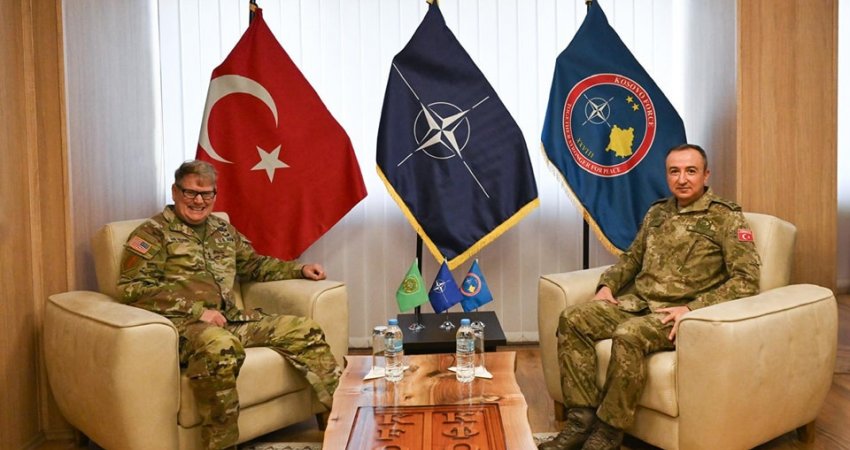 Ushtaraku amerikan i NATO-s takohet më komandantin e KFOR-it, bisedojnë për të rejat e fundit rreth sigurisë në vend