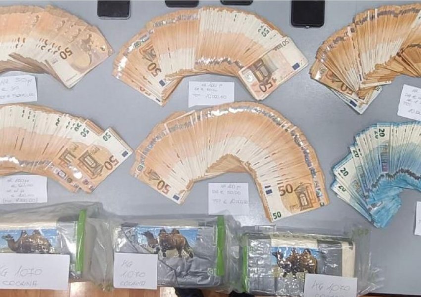 Kishin fshehur 3 kg në motorin e makinës, arrestohen dy të rinj shqiptarë në Itali