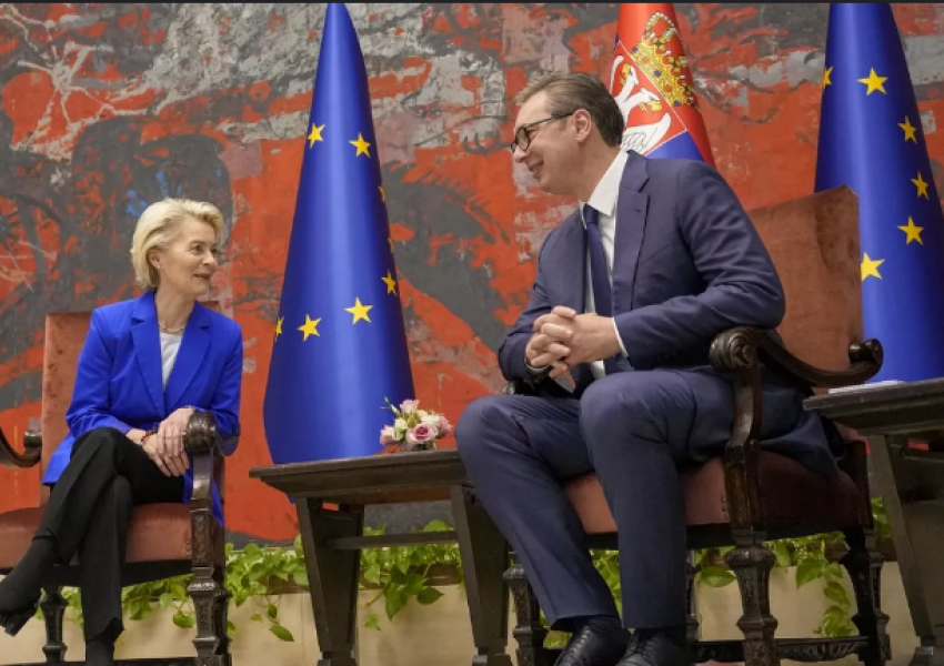 Pasi përshëndetet me Macron në Beograd, Vuçiç niset për të takuar Ursula von der Leyen në Pragë