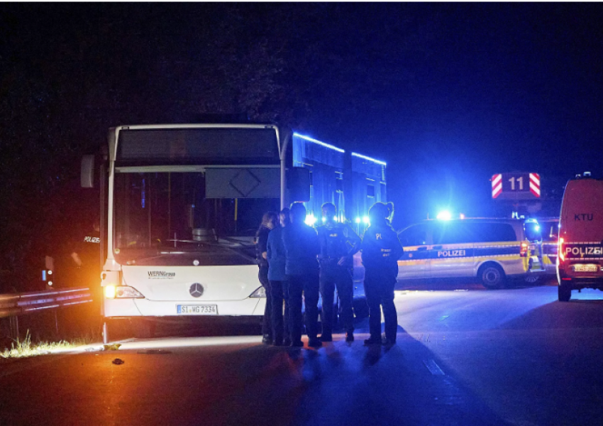 Gruaja godet me thikë dhe plagos gjashtë persona në autobus në Gjermani
