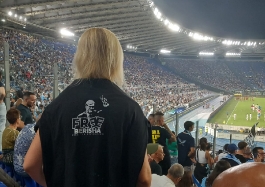 FOTO LAJM/ Fanella ‘Free Berisha’ valëvitet në ‘Olimpico’ në ndeshjen Lazio-Milan