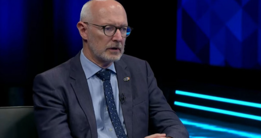 Ambasadori francez i reagon Qeverisë së Kosovës pas aksionit në veri