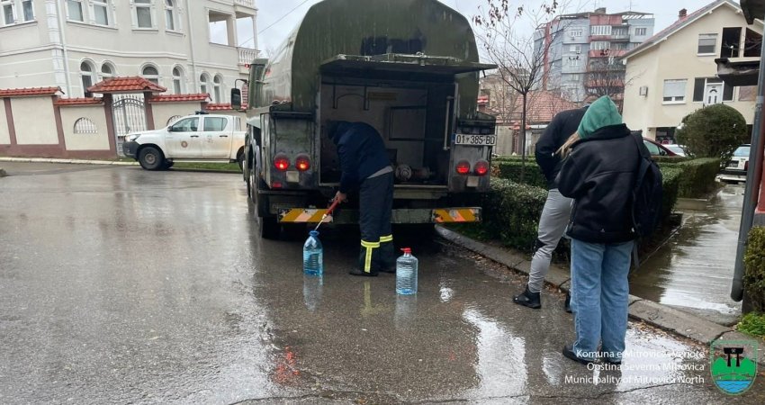 Shërbimi i ujit me cisterna vazhdon edhe sot në Mitrovicën e Veriut