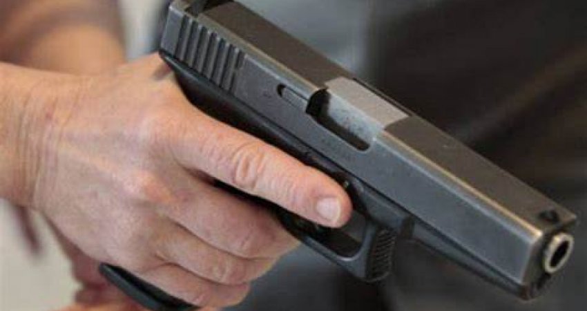 Një burrë nga Drenasi kërkon ndihmë mjekësore, dyshohet se u vetëplagos me armë zjarri