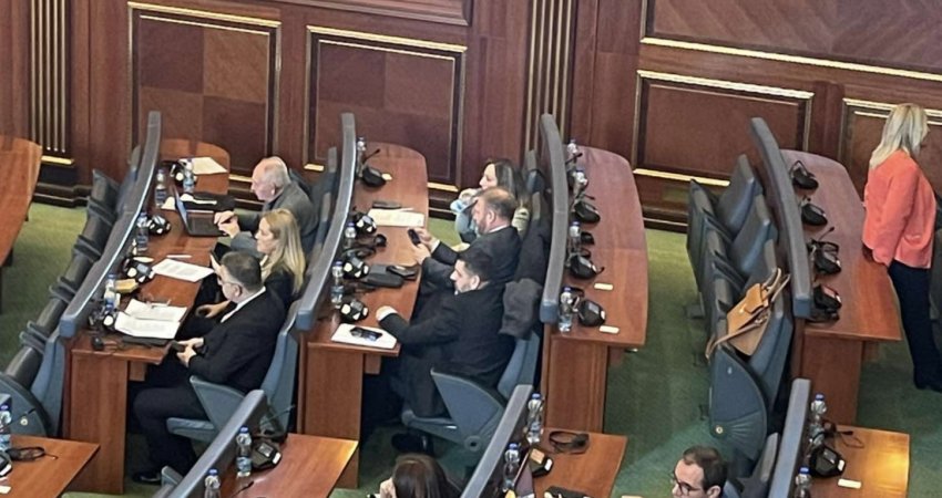 Abazi në seancë si pjesë e Grupit parlamentar të AAK-së