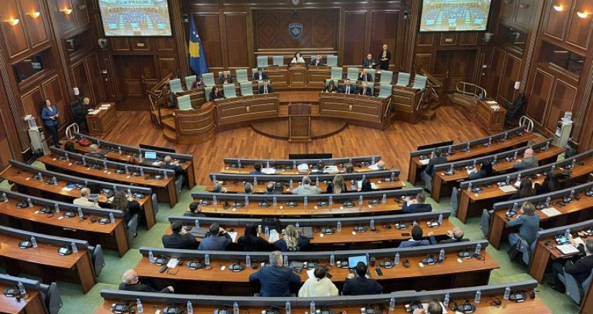 Deputetët debatojnë katër vjetët e qeverisjes Kurti
