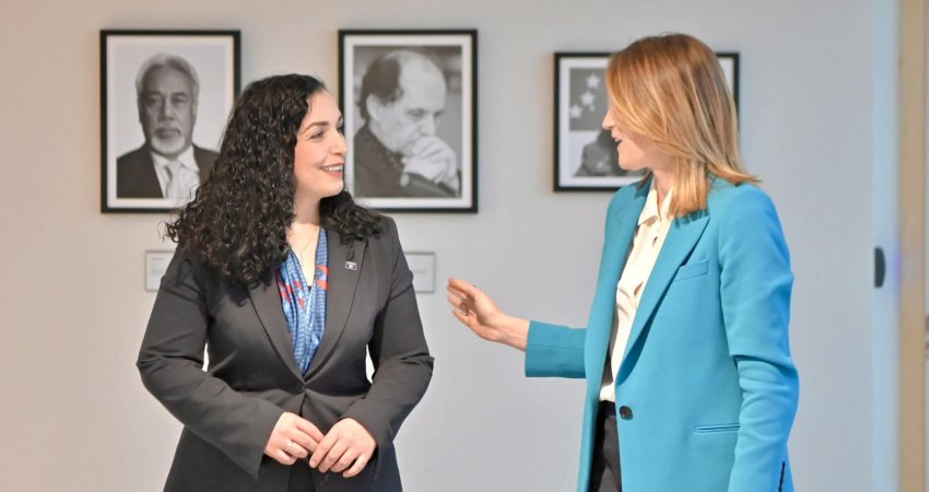 Osmani takon presidenten Metsola: Parlamenti Evropian hapi dyert e para për Kosovën