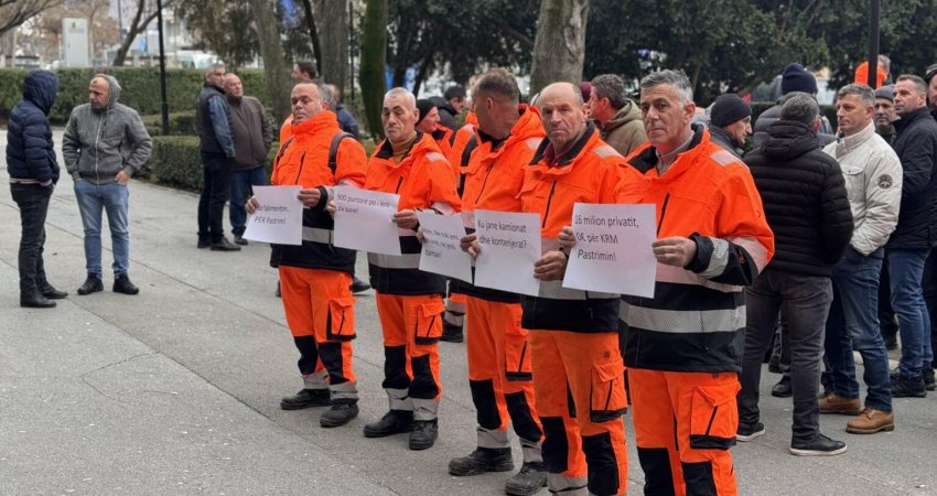 Punëtorët e “Pastrimit” protestojë sërish para komunës kundër angazhimit të privatëve për mbledhjen mbeturinave