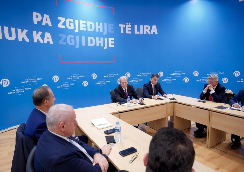 Berisha: Këta qeveritarë nuk i lidh asgjë me qytetarët, përveç vjedhjeve që u bëjnë, ditë e natë 