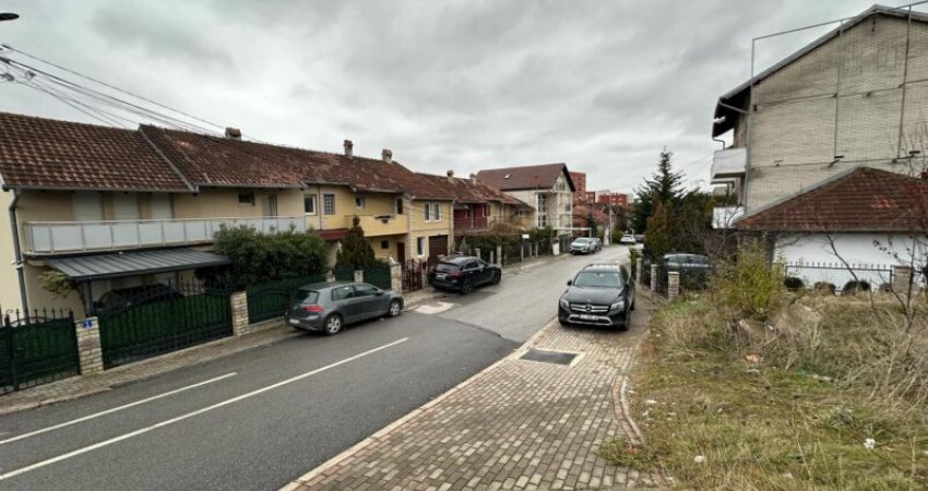Bllokohet rruga që çon te shtëpia e Hajredin Kuçit