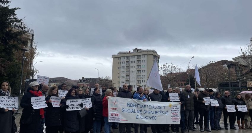 Protestojnë punëtorët shëndetësorë, kërkojnë rritje pagash