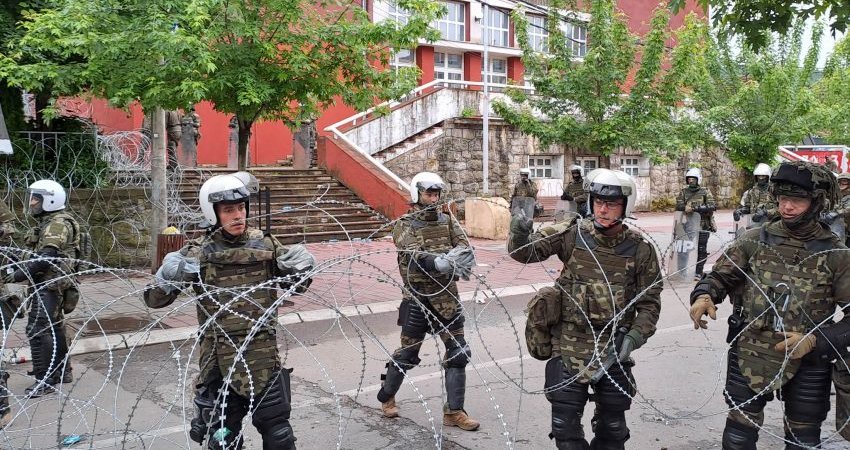 KFOR rrit masat e sigurisë pas sulmit në Ibër-Lepenc për mbrojtjen e infrastrukturës kritike -pamje nga Veriu