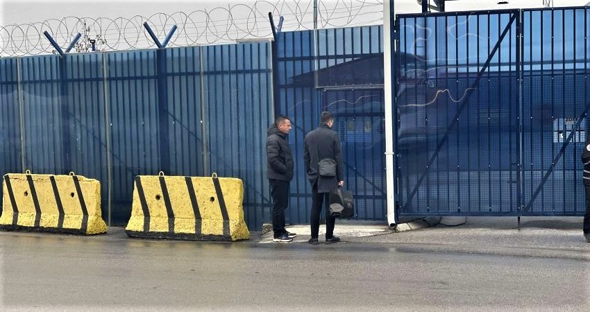 Familjarët e Isni Kilajt hyjnë në objektin e EULEX-it