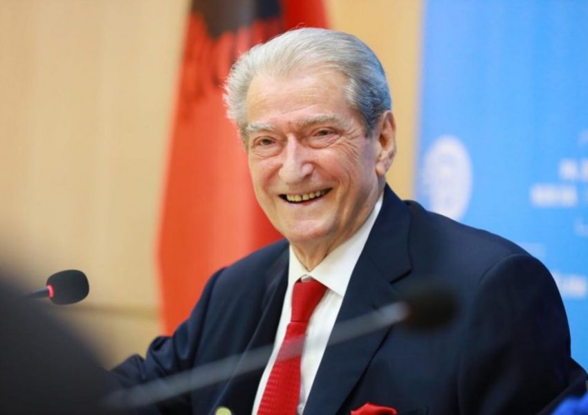  Fotoja që acaroi 'ushtarët' e Dumanit/ Berisha: Mjeros dhe lëpirësve që u revoltuan, facebook është publik o mjeranë!