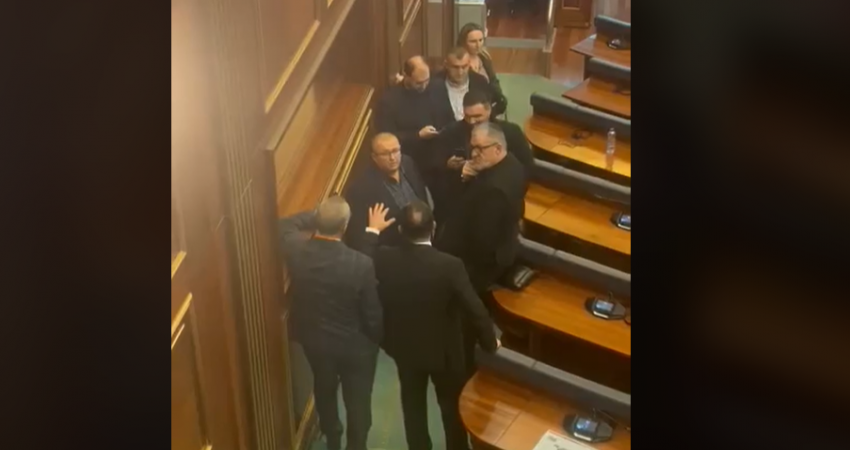 Deputetët e LVV-së nuk i lejojnë anëtarët e Listës Serbe që të marrin pjesë në seancën plenare