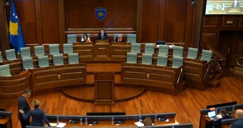 'Turp iu qoftë' Konjfuca ndërprenë punimet e seancës, kritikon deputetët e Listës Serbe