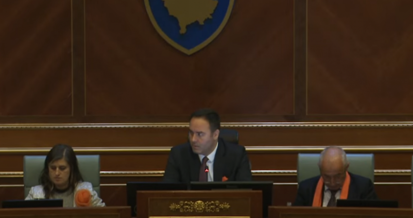 “I qëndroni gatitun Radoiçiqit dhe luftoni Republikën e Kosovës”, Konjufca i kërkon Listës Serbe të largohen nga Kuvendi