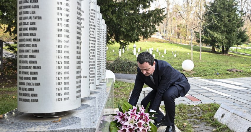 Kurti bëri homazhe pranë Memorialit të Fëmijëve të Vrarë gjatë rrethimit të Sarajevës