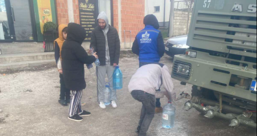 Në Kqiç vendoset autoboti me ujë të pijshëm, KRU “Mitrovica” u bën thirrje banorëve të dalin e të furnizohen