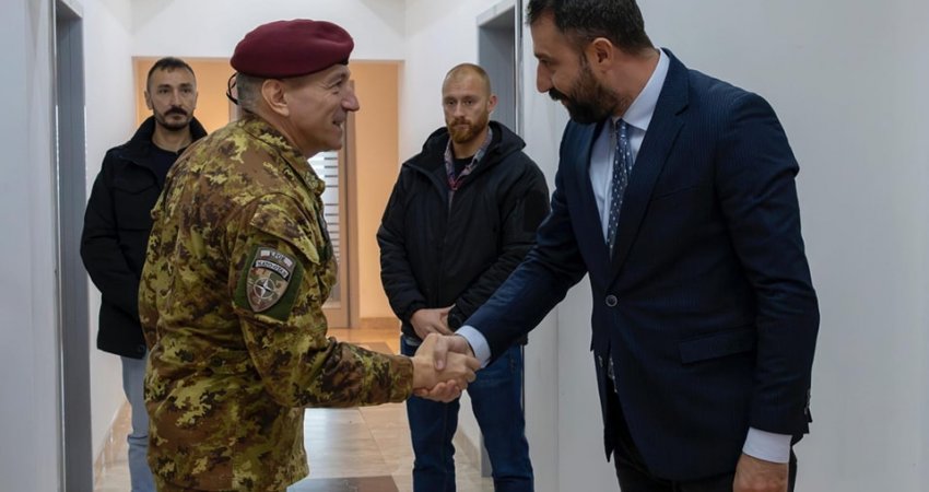 Komandanti i KFOR-it takohet me Ministrin Krasniqi, flasin për situatën e sigurisë në Kosovë dhe dialogun