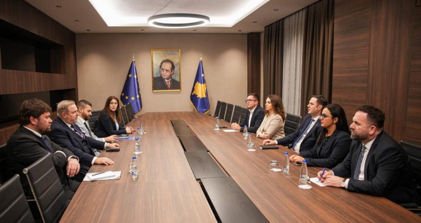 Abdixhiku pret në takim Terrasin, e njofton me zhvillimet e fundit në Kosovë