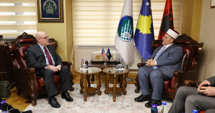 Tërnava pret në takim lamtumirës Hovenierin, ia jep një dhuratë me motive fetare