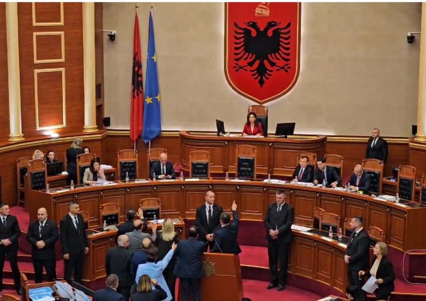 Pas dushit të Ballukut, Elisa i heq fjalën opozitës, merr udhëzime nga Balla për të ndërprerë seancën