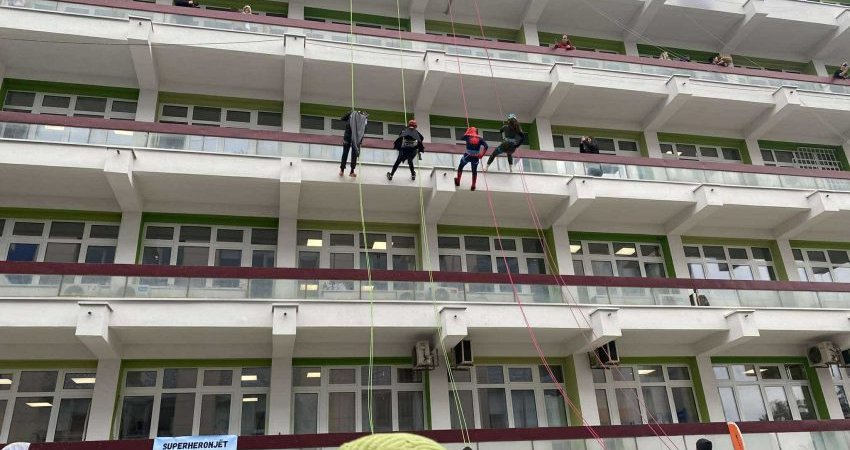 Surprizohen fëmijët të shtrirë në Pediatri, “Super-heronjtë” i vizitojnë dhe përformojnë për ta