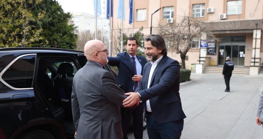 Takimi lamtumirës, Rama ia dorëzon Çelësin e Qytetit Ambasadorit Hovenier