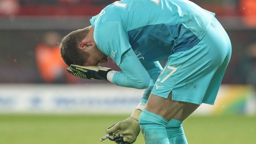 E paprecedentë në Bundesligë, portieri i Bochumit goditet me çakmak, skuadrat bëjnë pakt në minutat shtesë