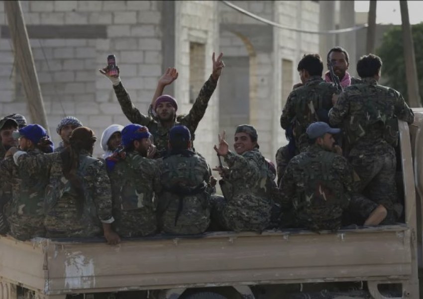 Rebelët islamikë morën pushtetin, Kurdët e Sirisë të trembur nga e ardhmja
