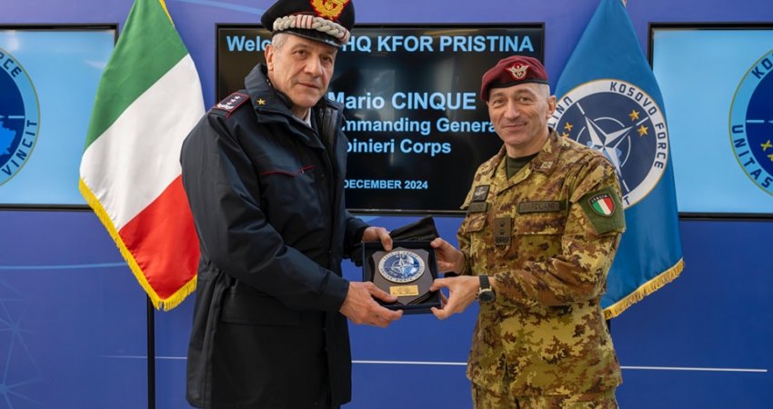 Komandanti i KFOR-it takon zëvendëskomandantin e karabinierëve italianë